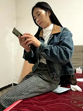 Snapshot of crhong666 chatting on 10/21/25, 12:33 crhong666 online show from 10/21/25, 12:33