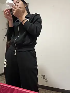 Snapshot of crhong666 chatting on 10/27/25, 12:26 crhong666 online show from 10/27/25, 12:26