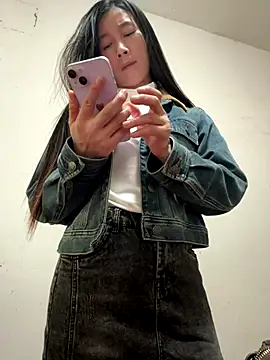 Snapshot of crhong666 chatting on 10/29/25, 12:13 crhong666 online show from 10/29/25, 12:13