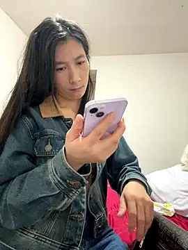 Snapshot of crhong666 chatting on 11/08/25, 12:00 crhong666 online show from 11/08/25, 12:00