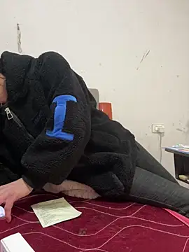 Snapshot of crhong666 chatting on 12/14/25, 12:27 crhong666 online show from 12/14/25, 12:27