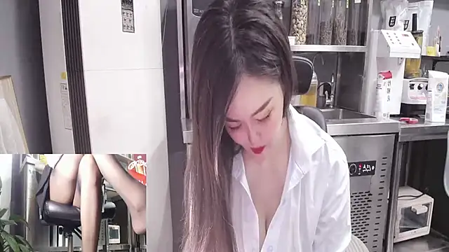 Snapshot of Eileen-L chatting on 09/14/25, 07:07 Eileen-L online show from 09/14/25, 07:07