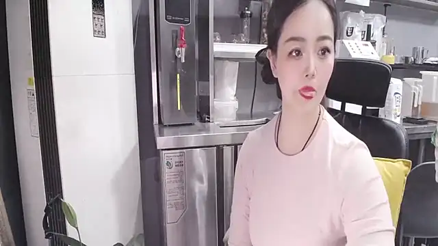 Snapshot of Eileen-L chatting on 09/28/25, 02:33 Eileen-L online show from 09/28/25, 02:33