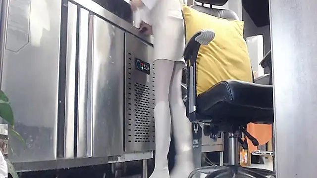 Snapshot of Eileen-L chatting on 09/30/25, 12:59 Eileen-L online show from 09/30/25, 12:59