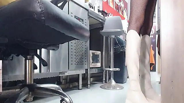 Snapshot of Eileen-L chatting on 10/08/25, 02:20 Eileen-L online show from 10/08/25, 02:20