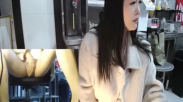 Snapshot of Eileen-L chatting on 11/25/25, 02:50 Eileen-L online show from 11/25/25, 02:50