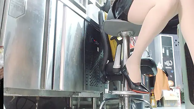 Snapshot of Eileen-L chatting on 11/30/25, 02:15 Eileen-L online show from 11/30/25, 02:15