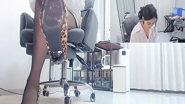 Eileen-L online show from 02/09/26, 05:11