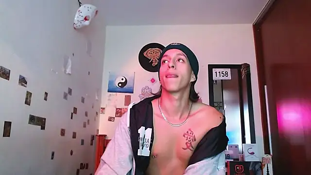 Snapshot of DannyPhantom555 chatting on 12/20/25, 07:32 DannyPhantom555 online show from 12/20/25, 07:32