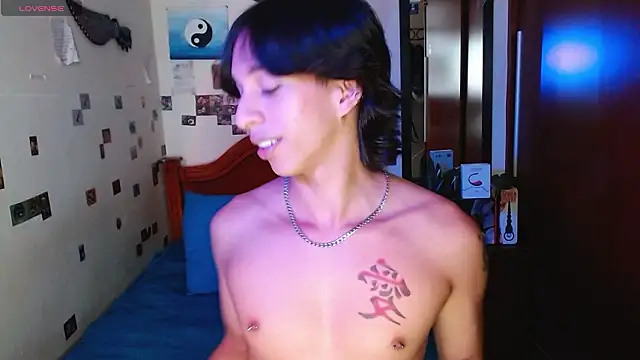 Snapshot of DannyPhantom555 chatting on 02/15/26, 07:43 DannyPhantom555 online show from 02/15/26, 07:43