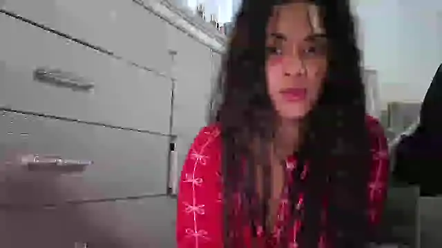 Snapshot of LuckyKhloe chatting on 11/25/25, 02:06 LuckyKhloe online show from 11/25/25, 02:06