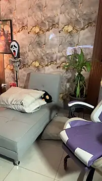 Snapshot of hannachris- chatting on 10/26/25, 01:33 hannachris- online show from 10/26/25, 01:33