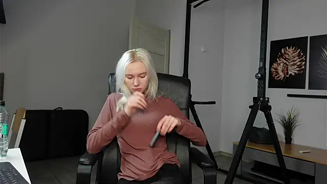 Laura Chaplin online show from 11/09/25, 06:44