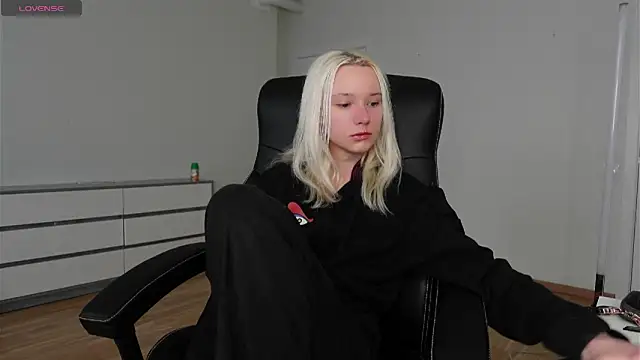 Laura Chaplin online show from 04/11/26, 06:07