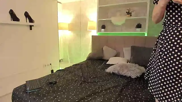 Snapshot of IsabelKiss chatting on 09/20/25, 05:52 IsabelKiss online show from 09/20/25, 05:52