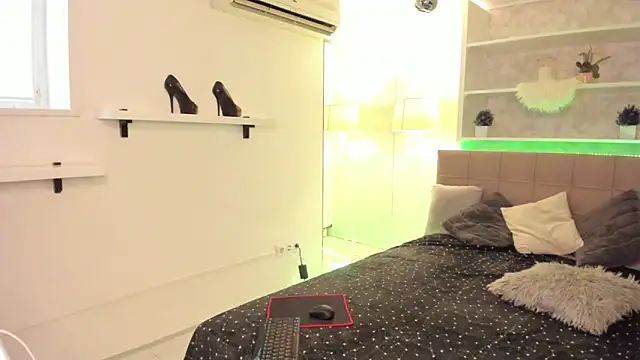 Snapshot of IsabelKiss chatting on 10/29/25, 06:26 IsabelKiss online show from 10/29/25, 06:26