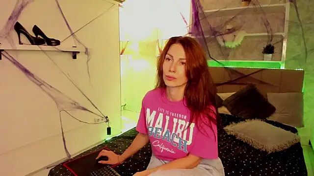 Snapshot of IsabelKiss chatting on 11/04/25, 01:32 IsabelKiss online show from 11/04/25, 01:32