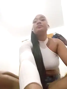 Snapshot of dahian_charlote02 chatting on 10/05/25, 04:44 dahian charlote02 online show from 10/05/25, 04:44