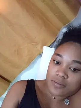 Snapshot of dahian_charlote02 chatting on 10/17/25, 04:20 dahian charlote02 online show from 10/17/25, 04:20