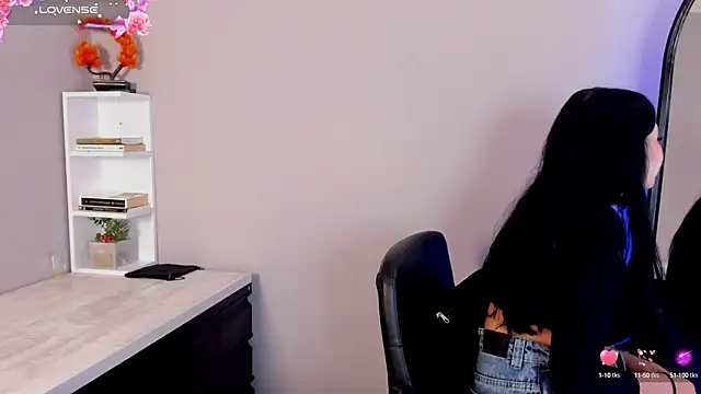Snapshot of Emma__clark_ chatting on 10/01/25, 12:11 Emma clark online show from 10/01/25, 12:11