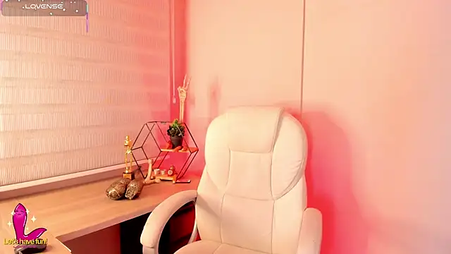 Snapshot of Emma__clark_ chatting on 10/31/25, 11:44 Emma clark online show from 10/31/25, 11:44