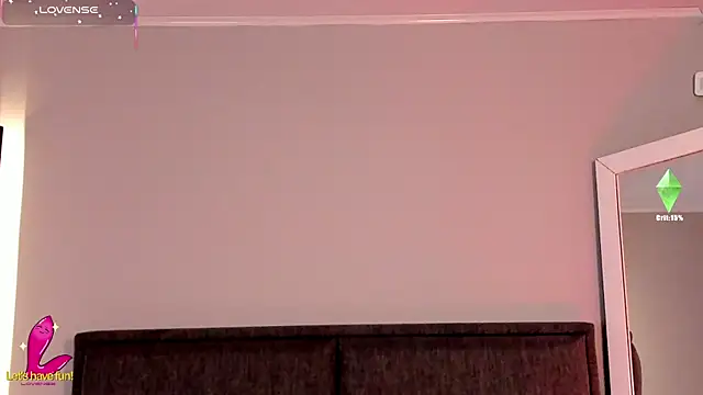 Snapshot of Emma__clark_ chatting on 11/13/25, 12:37 Emma clark online show from 11/13/25, 12:37