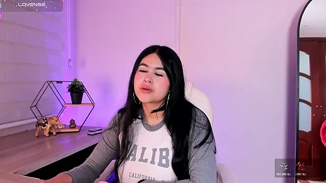 Snapshot of Emma__clark_ chatting on 11/29/25, 12:19 Emma clark online show from 11/29/25, 12:19