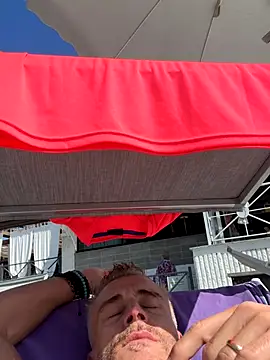 Axl hot online show from 09/19/25, 12:17