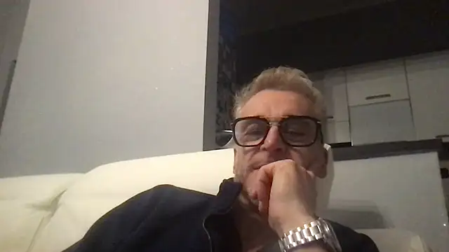 Axl hot online show from 12/04/25, 08:17