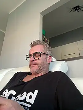 Axl hot online show from 02/18/26, 11:17