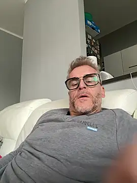 Axl hot online show from 03/07/26, 04:04