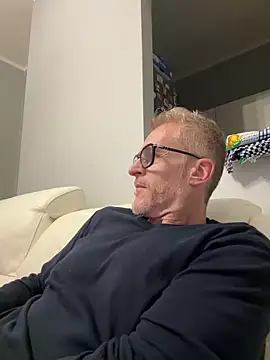 Axl hot online show from 03/16/26, 08:35