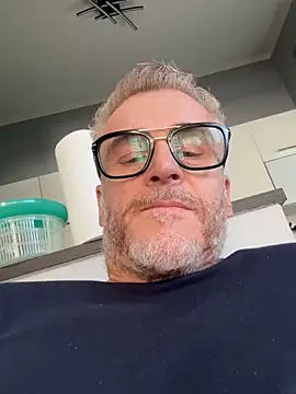 Axl hot online show from 03/29/26, 01:44