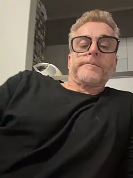 Axl hot online show from 04/05/26, 11:46