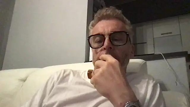 Axl hot online show from 04/12/26, 06:13