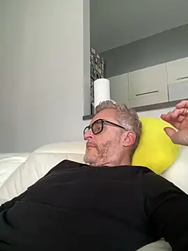 Axl hot online show from 04/18/26, 12:20