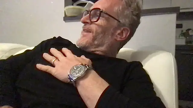 Axl hot online show from 04/19/26, 08:33