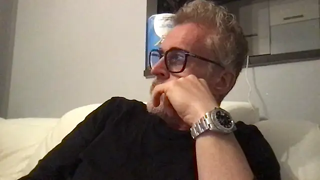 Axl hot online show from 04/22/26, 08:54