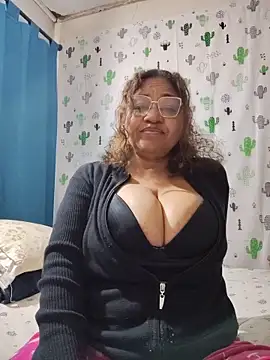 Snapshot of Avannay chatting on 05/31/26, 01:14 Avannay online show from 05/31/26, 01:14