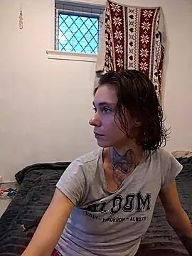 Snapshot of HoneySquirrel chatting on 10/15/25, 04:18 HoneySquirrel online show from 10/15/25, 04:18