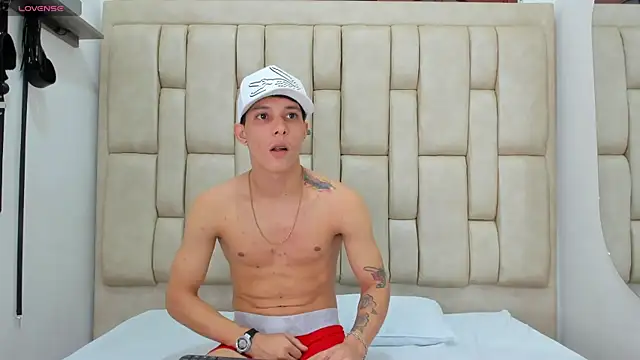 ZafiroAndFlynn online show from 03/29/26, 02:00