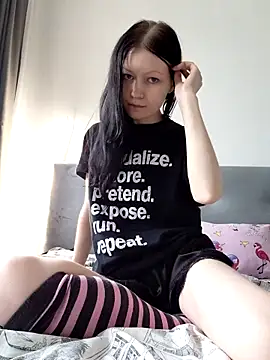 Snapshot of DragonFoxie chatting on 10/19/25, 11:00 DragonFoxie online show from 10/19/25, 11:00