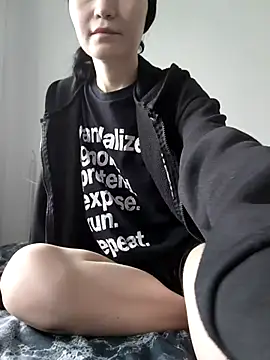 Snapshot of DragonFoxie chatting on 11/10/25, 10:25 DragonFoxie online show from 11/10/25, 10:25