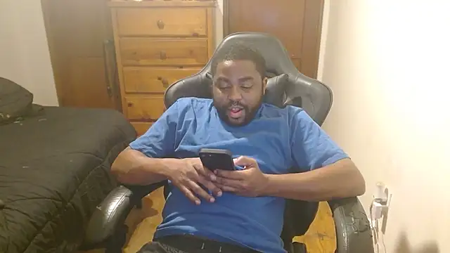 Snapshot of Breadwinnah chatting on 10/24/25, 03:03 Breadwinnah online show from 10/24/25, 03:03