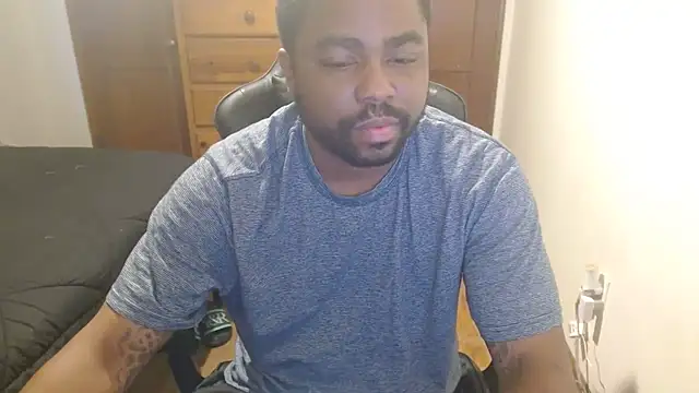 Snapshot of Breadwinnah chatting on 10/27/25, 02:21 Breadwinnah online show from 10/27/25, 02:21