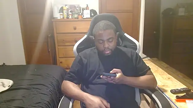 Snapshot of Breadwinnah chatting on 12/17/25, 04:29 Breadwinnah online show from 12/17/25, 04:29