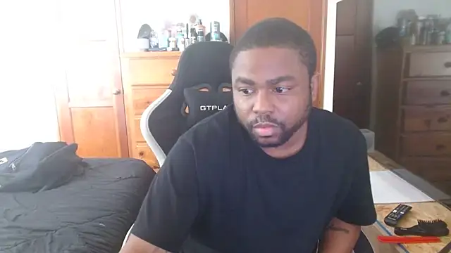 Snapshot of Breadwinnah chatting on 12/19/25, 09:11 Breadwinnah online show from 12/19/25, 09:11