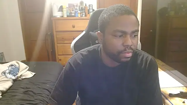 Snapshot of Breadwinnah chatting on 12/23/25, 07:06 Breadwinnah online show from 12/23/25, 07:06