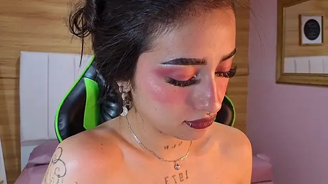 Abril Velvet a  online show from 11/23/25, 01:27