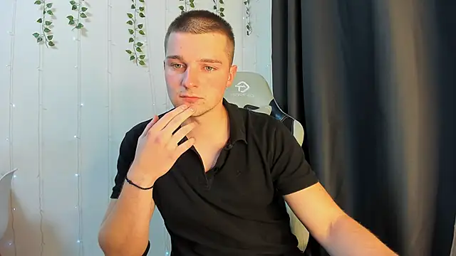 Snapshot of Your_Claddagh chatting on 09/28/25, 06:02 Your Claddagh online show from 09/28/25, 06:02